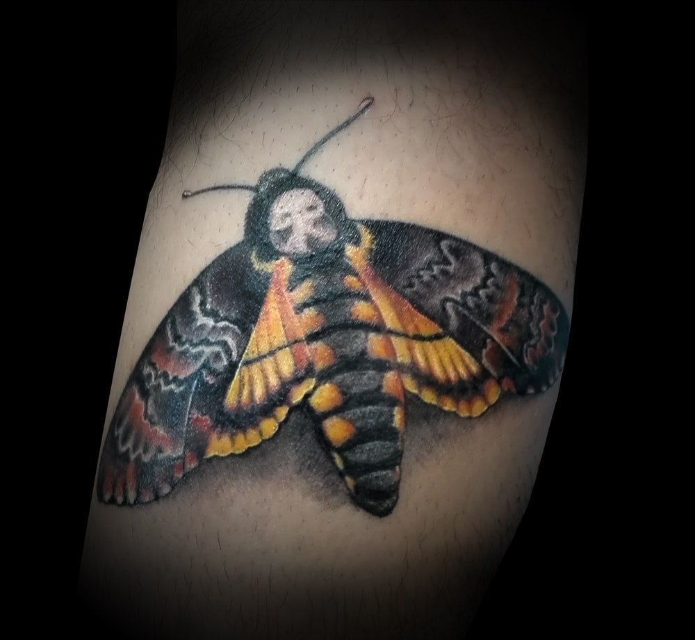 Tatuaje mariposa color. Abbyss Zaragoza