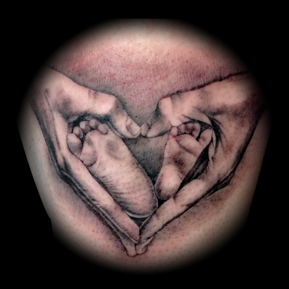 Tatuaje de recién nacido y manos en forma de corazón. Abbyss Zaragoza