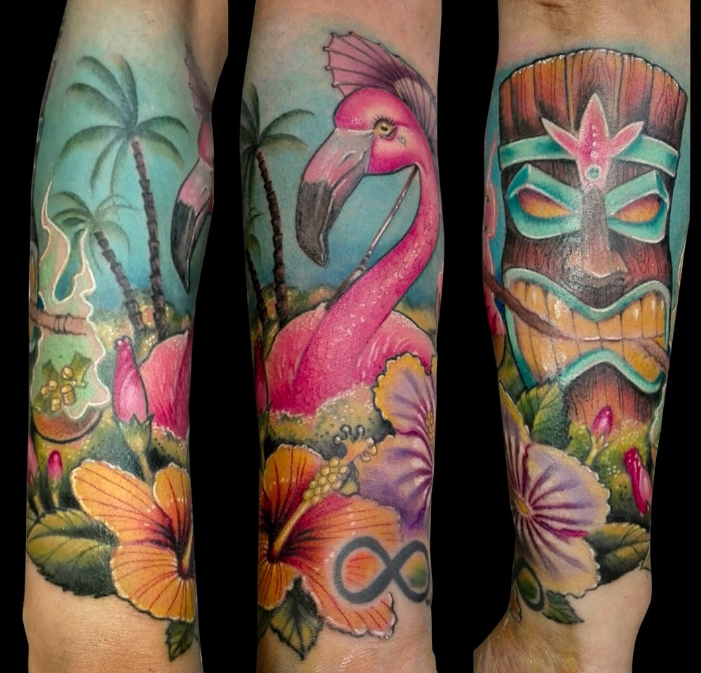 Tatuaje flamingos y tiki a color. Abbyss Zaragoza