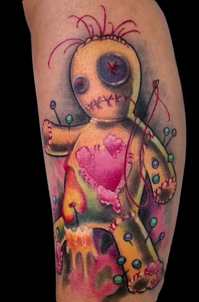 Tatuaje muñeco vudú a color. Abbyss Zaragoza