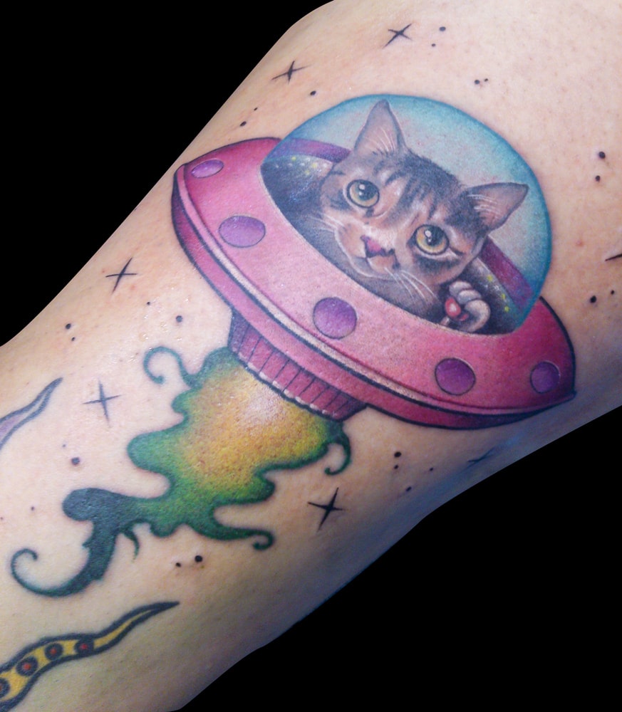 Tatuaje gato en platillo volante a color