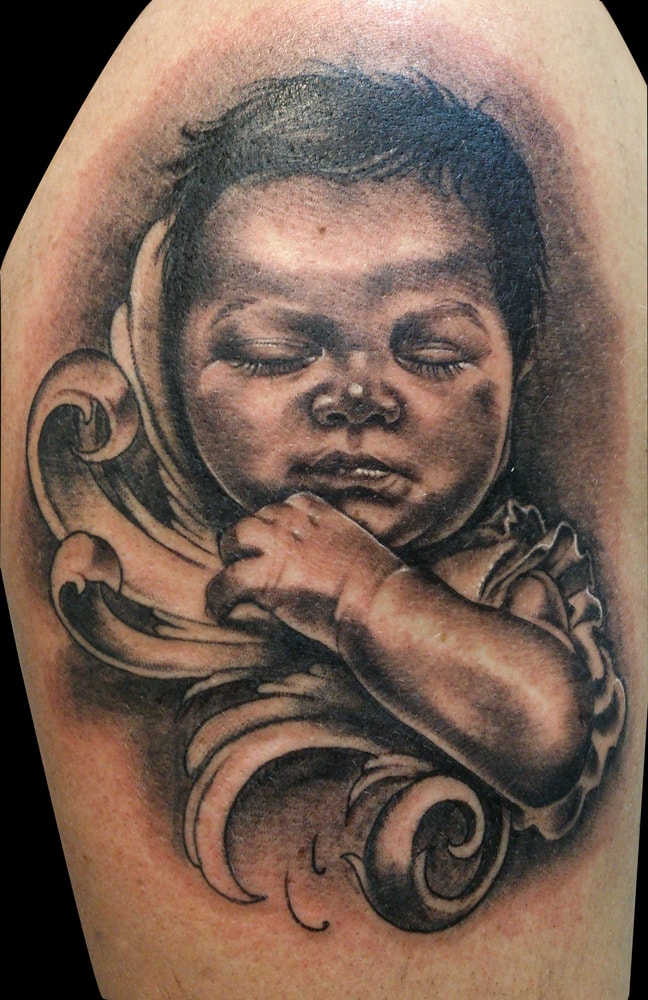 Tatuaje retrato realista bebe niño. Abbyss Zaragoza
